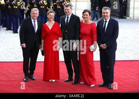 Paris, Frankreich am 31. März 2025 (L-R) kommen Dänemarks Außenminister Lars Lokke Rasmussen (L) und Dänemarks Gesundheitsministerin Sophie Lohde (2. R), Dänemarks Minister für Klima, Energie und Versorgung Lars Aagaard (R) zu einem Staatsessen zu Ehren des dänischen Königspaares im Elysee-Präsidentenpalast in Paris an. Crédit Francois Loock/Alamy Live News Stockfoto