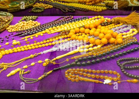 Istanbul, Türkei, bunte türkische Gebetskerlen (Tesbih) auf einem Markt in Istanbul Stockfoto