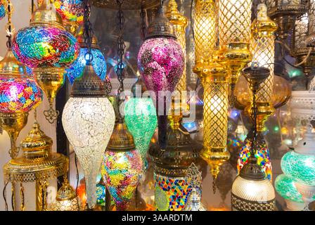 Istanbul, Türkei, bunte türkische Mosaiklampen auf dem Großen Basar in Istanbul. Stockfoto