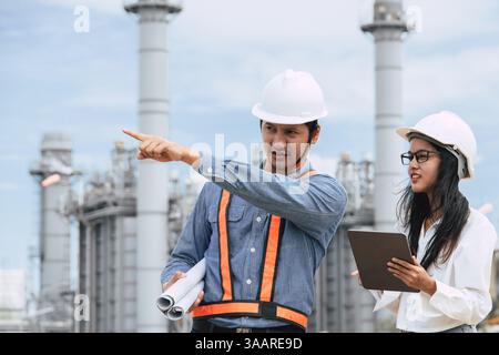 Professionelles Ingenieurteam für Erdölraffinerien, das zusammen arbeitet, Besprechungen bei der Planung von Umfrageprojekten für den Bau von Öl- und Gaskraftwerken für Industrieanlagen zu treffen. Stockfoto