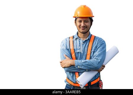 Professioneller intelligenter asiatischer Ingenieur männlicher Bauarbeiter mit blauer Druckrolle stehend glücklich lächelnd isoliert auf weißem Hintergrund mit Schneidepfad Stockfoto