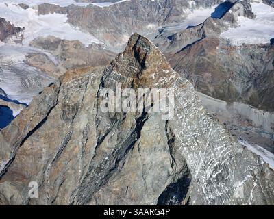 LUFTAUFNAHME. 4488 Meter hohe Cervino (italienisch) oder Matterhorn (deutsch) aus einer Höhe von 5000 Metern. Italien / Schweiz. Stockfoto