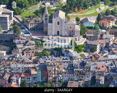 LUFTAUFNAHME. Altstadt von Châtillon und Pfarrkirche San Pietro. Aostatal, Italien. Stockfoto