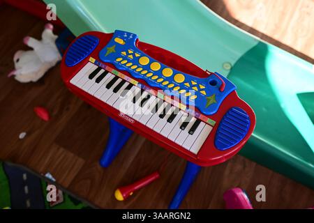 Skånes-Fagerhult, Skåne, Schweden. April 2025. Piano für Kinder. Stockfoto