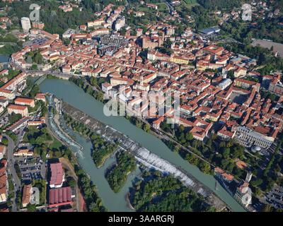 LUFTAUFNAHME. Das historische Zentrum von Ivrea am linken Ufer des Dora Baltea River. Metropolitan City of Turin, Piemont, Italien. Stockfoto