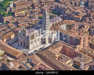 LUFTAUFNAHME. Die Kathedrale (dom) von Sienna. Toskana, Italien. Stockfoto