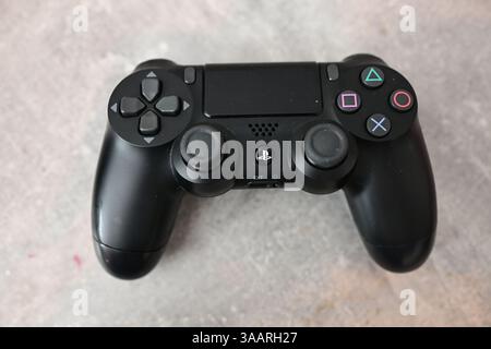 Skånes-Fagerhult, Skåne, Schweden. April 2025. PlayStation-Controller. Stockfoto
