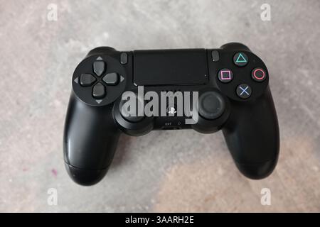 Skånes-Fagerhult, Skåne, Schweden. April 2025. PlayStation-Controller. Stockfoto