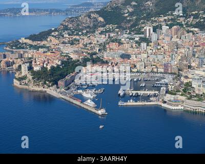 LUFTAUFNAHME. Historischer Port Hercule in La Condamine. Monaco-Ville auf der linken Seite, Monte-Carlo auf der rechten Seite. Fürstentum Monaco. Stockfoto