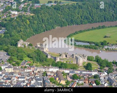 LUFTAUFNAHME. Chepstow Castle auf einer Klippe am rechten Ufer des Wye River. Monmouthshire, Wales, Vereinigtes Königreich. Stockfoto