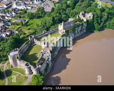 LUFTAUFNAHME. Chepstow Castle auf einer Klippe am rechten Ufer des Wye River. Monmouthshire, Wales, Vereinigtes Königreich. Stockfoto