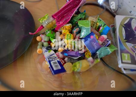 Skånes-Fagerhult, Skåne, Schweden. April 2025. Schüssel mit Süßigkeiten. Stockfoto