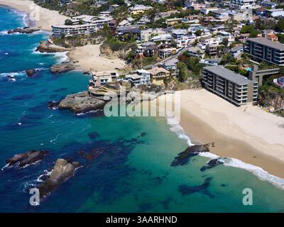 LUFTAUFNAHME. Klippenwohnung rund um Table Rock Beach. Laguna Beach, Orange County, Kalifornien, USA. Stockfoto