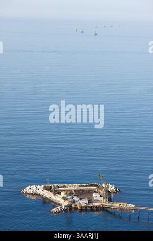 LUFTAUFNAHME. Rincon Island: Eine künstliche Insel, die zur Förderung von Öl und Gas genutzt wird. Muschel Shoals, Ventura County, Kalifornien, USA. Stockfoto