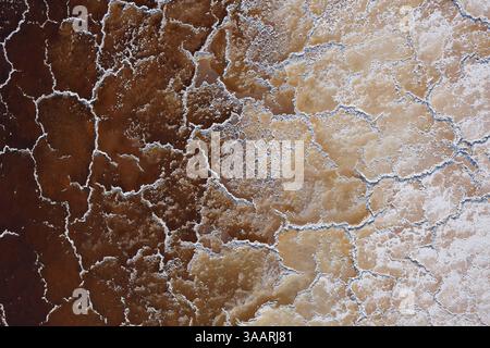 LUFTAUFNAHME. Abstraktes Bild, das durch die Verdunstungssalzextraktion an der Oberfläche des Searles Lake erzeugt wurde. Trona, Kalifornien, Usa. Stockfoto