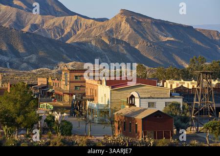 Wildes westliches Dorf für Dreharbeiten. Das Hotel liegt in der Wüste Tabernas, da seine Landschaft an den amerikanischen Westen erinnert. Andalusien, Spanien. Stockfoto