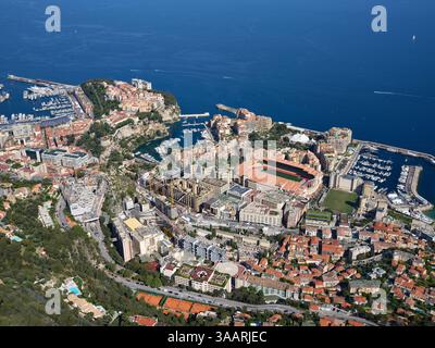 Erhöhter Blick auf das Fürstentum Monaco mit von links nach rechts Monaco-Ville, Fontvieille Marina, Fontvieille Viertel und Cap d'Ail Marina. Stockfoto