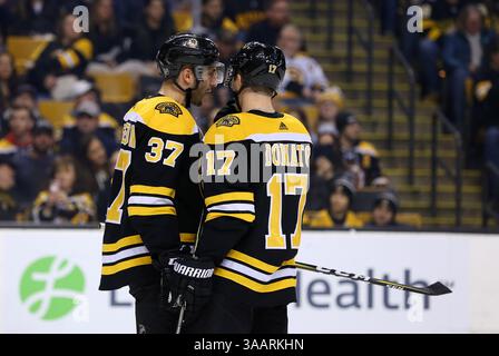 April 2018; Boston, MA, USA; Patrice Bergeron (37) spricht mit Ryan Donato (17) während eines NHL-Spiels zwischen den Florida Panthers und Boston Bruins im TD Garden. Anthony Nesmith/CSM(Credit Image: &Copy; Anthony Nesmith/CSM via ZUMA Wire) Stockfoto
