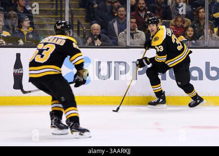 April 2018; Boston, MA, USA; Zdeno Chara (33) ist ein Verteidiger der Boston Bruins, der mit dem Puck bei einem NHL-Spiel zwischen den Florida Panthers und Boston Bruins im TD Garden spielt. Florida besiegte Boston mit 4:2. Anthony Nesmith/CSM(Credit Image: &Copy; Anthony Nesmith/CSM via ZUMA Wire) Stockfoto
