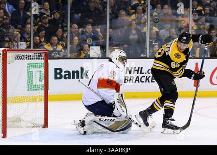 April 2018; Boston, MA, USA; David Pastrnak (88) lenkt den Puck während eines NHL-Spiels zwischen den Florida Panthers und Boston Bruins im TD Garden ab. Florida besiegte Boston mit 4:2. Anthony Nesmith/CSM(Credit Image: &Copy; Anthony Nesmith/CSM via ZUMA Wire) Stockfoto