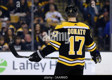 April 2018; Boston, MA, USA; Ryan Donato (17) wurde in Boston Bruins bei einem Spiel zwischen den Florida Panthers und Boston Bruins im TD Garden gespielt. Florida besiegte Boston mit 4:2. Anthony Nesmith/CSM(Credit Image: &Copy; Anthony Nesmith/CSM via ZUMA Wire) Stockfoto