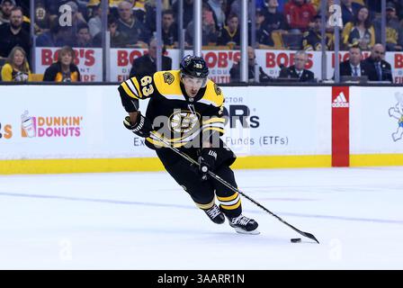 April 2018; Boston, MA, USA; Boston Bruins verließ Brad Marchand (63) mit dem Puck während eines NHL-Spiels zwischen den Florida Panthers und Boston Bruins im TD Garden. Florida besiegte Boston mit 4:2. Anthony Nesmith/CSM(Credit Image: &Copy; Anthony Nesmith/CSM via ZUMA Wire) Stockfoto