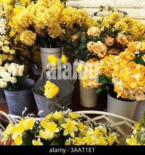 Gelbes Plastikblumen-Display, Flora Flower and Gift Centre Gartencenter, Macclesfield, Großbritannien Stockfoto