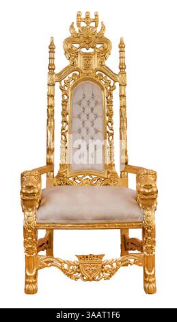 Kunstvoller goldener Thron mit Löwenkopffiguren und weißen Polstern auf weißem Hintergrund, die Königtum, Macht und Luxus repräsentieren Stockfoto