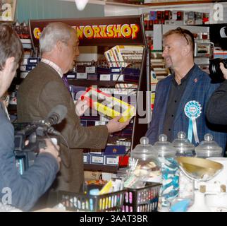 UK. 31. März 2025. Nigel Farage, Abgeordneter von Reform UK, nimmt an einem Rundgang Teil und trifft lokale Unternehmen am 31. März 2025 in der High Street, Hythe, Kent, England.CAP/FIN © FIN/Capital Pictures Credit: Capital Pictures/Alamy Live News Stockfoto