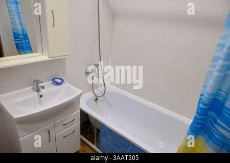 Ruhiges, helles Badezimmer, das Wärme und Entspannung weckt, perfekt für private, Spa- oder Wellness-Aufnahmen. Stockfoto