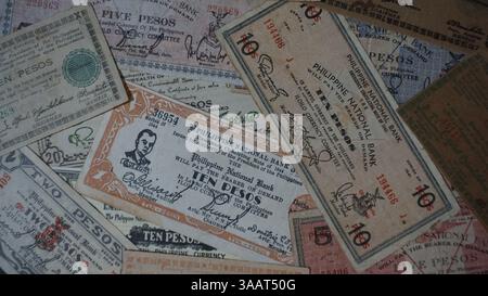 Verschiedene philippinische Notfall- und Guerillawährungsscheine aus dem Zweiten Weltkrieg, die zusammen angelegt sind, mit Vintage philippinischen Notfall-M Stockfoto