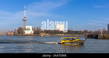 Rotterdam, Niederlande. Februar 2025. Das Wassertaxi fährt vom Hafen in Rotterdam am Euromast und Erasmus MC auf dem Fluss Maas vorbei Stockfoto