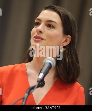 31. Dezember 2008 - Manhattan, New York, VEREINIGTE Staaten von Amerika - NEW YORK, VEREINIGTE Staaten von Amerika - 8. MÄRZ: Schauspielerin und Botschafterin der Vereinten Nationen für guten Willen Anne Hathaway hält eine Rede während einer Veranstaltung zum Internationalen Frauentag am 8. März 2017 im Hauptsitz der Vereinten Nationen in New York, Vereinigte Staaten...People: Anne Hathaway (Credit Image: © SMG via ZUMA Wire) Stockfoto