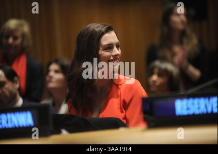 31. Dezember 2008 - Manhattan, New York, VEREINIGTE Staaten von Amerika - NEW YORK, VEREINIGTE Staaten von Amerika - 8. MÄRZ: Schauspielerin und Botschafterin der Vereinten Nationen für guten Willen Anne Hathaway hält eine Rede während einer Veranstaltung zum Internationalen Frauentag am 8. März 2017 im Hauptsitz der Vereinten Nationen in New York, Vereinigte Staaten...People: Anne Hathaway (Credit Image: © SMG via ZUMA Wire) Stockfoto