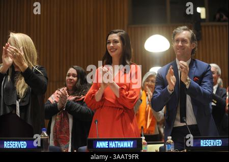 31. Dezember 2008 - Manhattan, New York, VEREINIGTE Staaten von Amerika - NEW YORK, VEREINIGTE Staaten von Amerika - 8. MÄRZ: Schauspielerin und Botschafterin der Vereinten Nationen für guten Willen Anne Hathaway hält eine Rede während einer Veranstaltung zum Internationalen Frauentag am 8. März 2017 im Hauptsitz der Vereinten Nationen in New York, Vereinigte Staaten...People: Anne Hathaway (Credit Image: © SMG via ZUMA Wire) Stockfoto