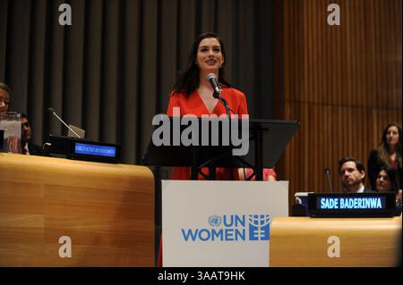 31. Dezember 2008 - Manhattan, New York, VEREINIGTE Staaten von Amerika - NEW YORK, VEREINIGTE Staaten von Amerika - 8. MÄRZ: Schauspielerin und Botschafterin der Vereinten Nationen für guten Willen Anne Hathaway hält eine Rede während einer Veranstaltung zum Internationalen Frauentag am 8. März 2017 im Hauptsitz der Vereinten Nationen in New York, Vereinigte Staaten...People: Anne Hathaway (Credit Image: © SMG via ZUMA Wire) Stockfoto