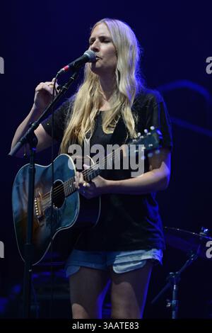 6. August 2016 - West Palm Beach, Florida, Vereinigte Staaten von Amerika - WEST PALM BEACH, FL - 06. AUGUST: Holly Williams tritt am 6. August 2016 im Perfect Vodka Amphitheater in West Palm Beach, Florida auf...People: Holly Williams..T (Kreditbild: © Storms Media Group/SMG Via ZUMA Wire) Stockfoto
