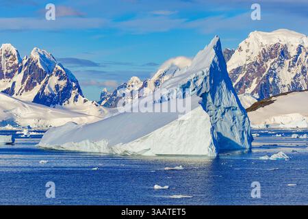 Der Eisberg schwimmt in der Nähe des Lemaire Channel vor der Küste der Antarktis und trennt die Kyiv-Halbinsel auf dem Festland von Booth Island Stockfoto