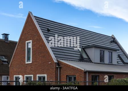 Integrierte Solarmodule aus nächster Nähe. Photovoltaikpaneele im Dach. Detaildach der Sonnenkollektoren. Stockfoto
