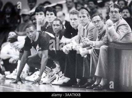 5. Dezember 1990: San Antonio, Texas, USA: San Antonio Spurs Assistenztrainer GREGG POPOVICH, Cheftrainer LARRY BROWN und Assistenztrainer R.C. BUFORD in einem Spiel 1990. Seit dem 3. Februar 2017 hat Gregg Popovich von Spurs den Rekord mit 1.127 Siegen über Sixers aufgestellt. (Kreditbild: © San Antonio Express-News/ZUMAPRESS.com) Stockfoto