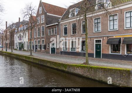 Leiden, Niederlande. 26. Januar 2025. Groenhazengracht historische Gebäude entlang des Kanals. Stockfoto