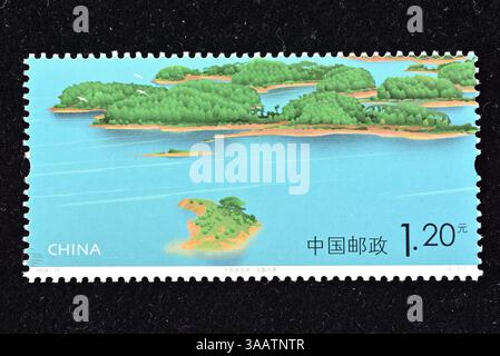 CHINA - CA. 2008: Eine in China gedruckte Briefmarke zeigt Landschaft auf dem Qiandao-See, ca. 2008 Stockfoto