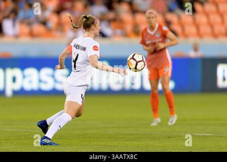 30. März 2018: Houston, Texas, USA - Houston, Texas, USA - Freitag, 30. März 2018: Becky Sauerbrunn während eines regulären Spiels der National Women's Soccer League (NWSL) zwischen den Houston Dash und den Utah Royals FC im BBVA Compass Stadium. (Kreditbild: © Wilf Thorne/ISIPhotos via ZUMA Wire) Stockfoto
