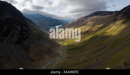 Dramatische Panoramasicht auf die Honister Pass Road im English Lake District National Park in Cumbria, Großbritannien, mit den umliegenden Bergen Stockfoto