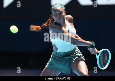 Der US-amerikanische Tennisspieler Coco Gauff spielte einen Rückhandschuss beim Australian Open 2025 Turnier in Melbourne Park, Melbourne, Victoria, Australi Stockfoto