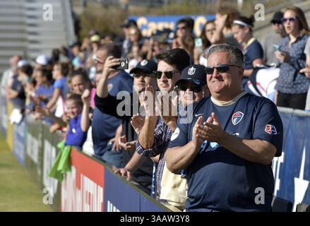 31. März 2018 - Cary, North Carolina, USA - Cary, NC - Samstag, 31. März 2018: Fans während eines regulären Spiels der National Women's Soccer League (NWSL) zwischen der North Carolina Courage und Sky Blue FC im Stadion von Sahlenâ im WakeMed Soccer Park. (Kreditbild: © Grant Halverson/ISIPhotos via ZUMA Wire) Stockfoto