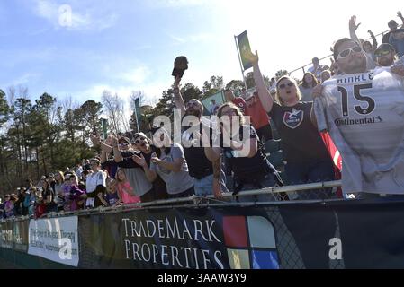 31. März 2018 - Cary, North Carolina, USA - Cary, NC - Samstag, 31. März 2018: Fans während eines regulären Spiels der National Women's Soccer League (NWSL) zwischen der North Carolina Courage und Sky Blue FC im Stadion von Sahlenâ im WakeMed Soccer Park. (Kreditbild: © Grant Halverson/ISIPhotos via ZUMA Wire) Stockfoto