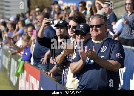 31. März 2018 - Cary, North Carolina, USA - Cary, NC - Samstag, 31. März 2018: Fans während eines regulären Spiels der National Women's Soccer League (NWSL) zwischen der North Carolina Courage und Sky Blue FC im Stadion von Sahlenâ im WakeMed Soccer Park. (Kreditbild: © Grant Halverson/ISIPhotos via ZUMA Wire) Stockfoto