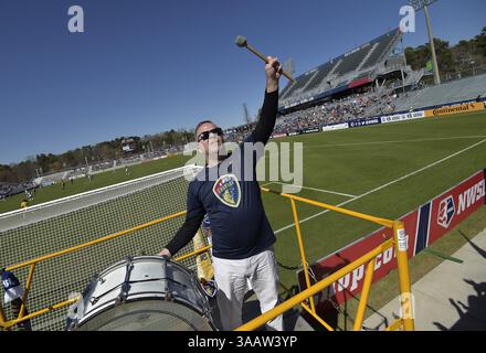31. März 2018 - Cary, North Carolina, USA - Cary, NC - Samstag, 31. März 2018: Fans während eines regulären Spiels der National Women's Soccer League (NWSL) zwischen der North Carolina Courage und Sky Blue FC im Stadion von Sahlenâ im WakeMed Soccer Park. (Kreditbild: © Grant Halverson/ISIPhotos via ZUMA Wire) Stockfoto