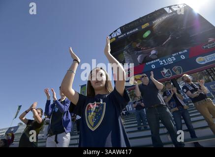 31. März 2018 - Cary, North Carolina, USA - Cary, NC - Samstag, 31. März 2018: Fans während eines regulären Spiels der National Women's Soccer League (NWSL) zwischen der North Carolina Courage und Sky Blue FC im Stadion von Sahlenâ im WakeMed Soccer Park. (Kreditbild: © Grant Halverson/ISIPhotos via ZUMA Wire) Stockfoto